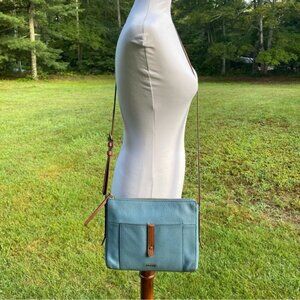 FOSSIL BAG CROSSBODY BLUE PEBBLED LEATHER BROWN TRIM STRAP ZIP TOP OUTER POCKET